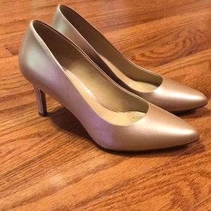 SIZE 4 Naturalizer Heels